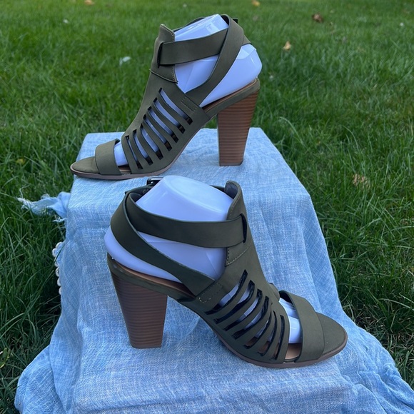 Rue 21 army green laser cut high heel sandals. Size L 8/9 - Picture 2 of 14